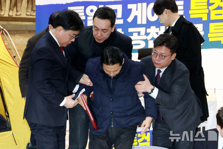 [서울=뉴시스] 고승민 기자 = 닷새째 단식농성 중인 장동혁 국민의힘 대표가 19일 서울 여의도 국회 로텐더홀에서 열린 최고위원회의를 마치고 최고위원 등에게 부축을 받으며 일어나고 있다. 2026.01.19. kkssmm99@newsis.com