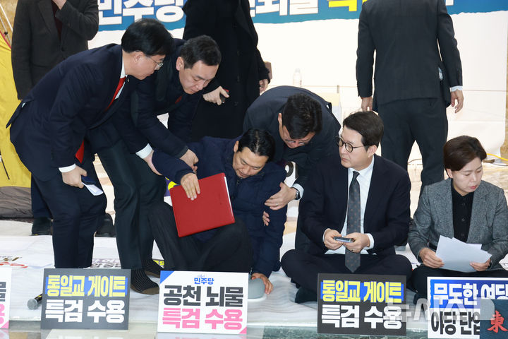 [서울=뉴시스] 고승민 기자 = 닷새째 단식농성 중인 장동혁 국민의힘 대표가 19일 서울 여의도 국회 로텐더홀에서 열린 최고위원회의를 마치고 최고위원 등에게 부축을 받으며 일어나고 있다. 2026.01.19. kkssmm99@newsis.com