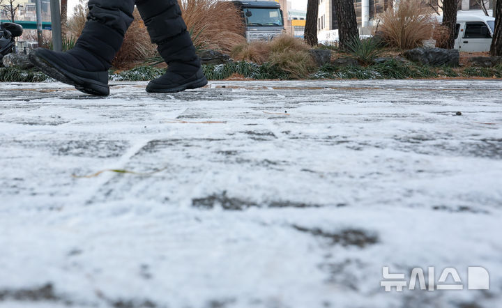 아침 영하 10도 '강추위'…새벽 충청·전라, 밤 수도권·강원 눈[내일날씨]