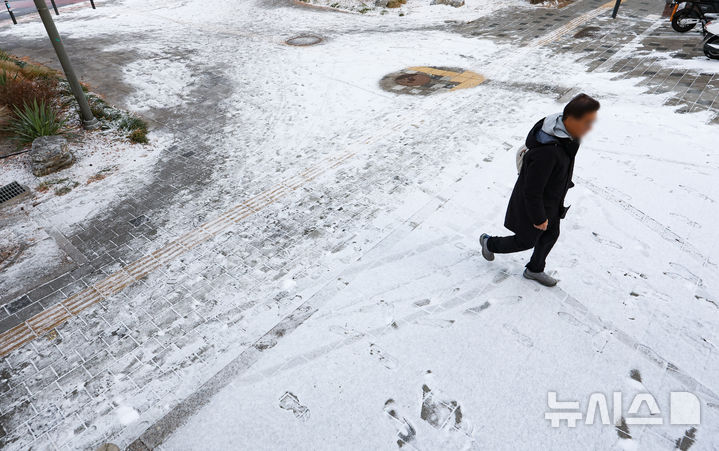 [서울=뉴시스] 황준선 기자 = 19일 오전 서울 중구 거리에서 시민들이 눈 쌓인 보행로를 지나고 있다. 기상청은 이번주 시베리아에서 밀려온 찬 공기가 한반도를 덮쳐 내륙 지역을 중심으로 영하 10도 안팎의 강추위를 예보했다. 2026.01.19. hwang@newsis.com