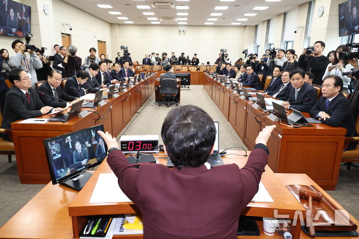 [서울=뉴시스] 김금보 기자 = 임이자 국회 재정경제기획위원회 위원장이 19일 서울 여의도 국회에서 열린 전체회의에서 이혜훈 기획예산처 장관 후보 청문회 개회를 두고 공방을 펼치는 여야 의원들을 중재하고 있다. 2026.01.19. kgb@newsis.com