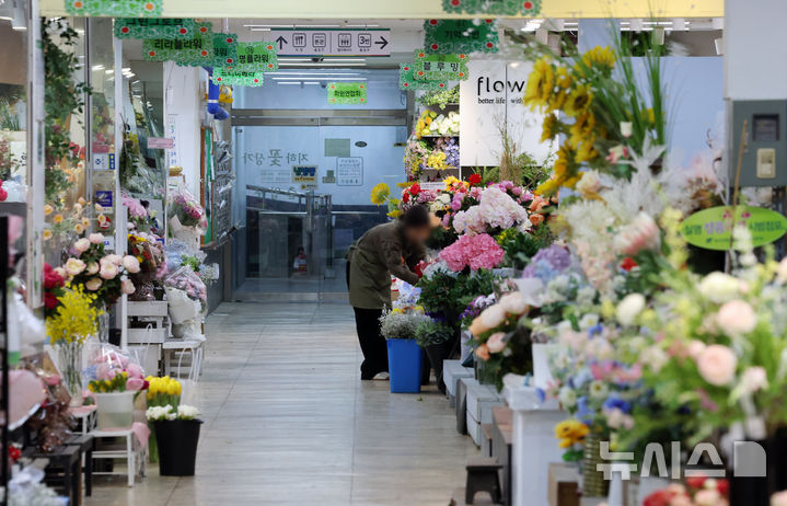 잇단 졸업식에도 꽃시장은 한파…"발길 계속 줄어"