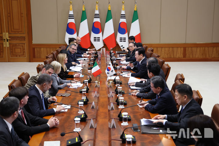 [서울=뉴시스] 최동준 기자 = 이재명 대통령과 조르자 멜로니 이탈리아 총리가 19일 청와대에서 한-이탈리아 정상회담을 하고 있다. 2026.01.19. photocdj@newsis.com