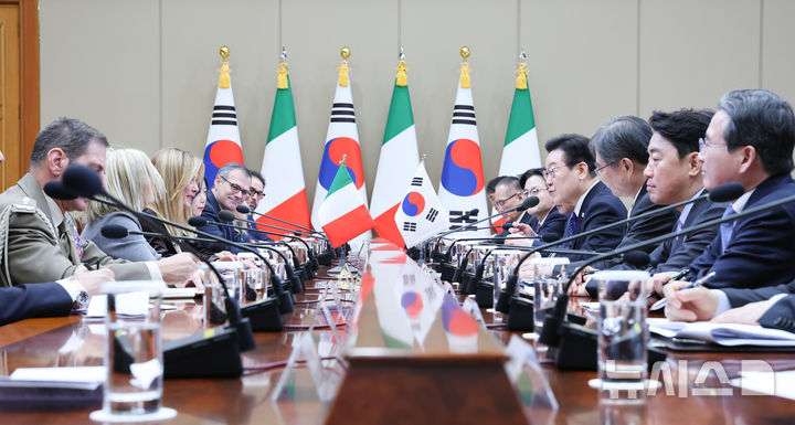 [서울=뉴시스] 최동준 기자 = 이재명 대통령과 조르자 멜로니 이탈리아 총리가 19일 청와대에서 한-이탈리아 정상회담을 하고 있다. 2026.01.19. photocdj@newsis.com