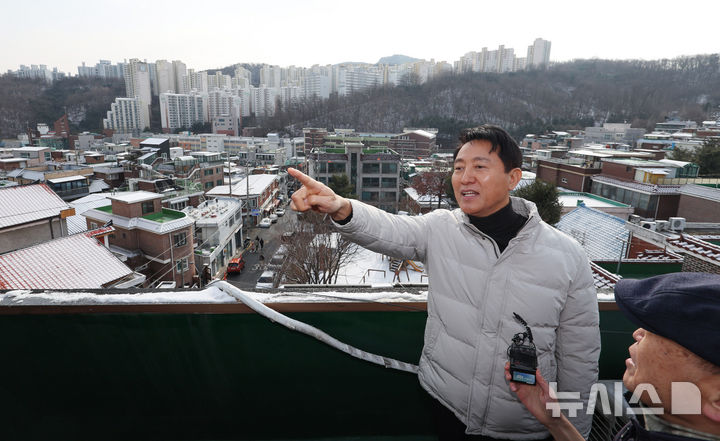 [서울=뉴시스] 김진아 기자 = 오세훈 서울시장이 19일 서울 관악구 신림7 재개발 구역을 찾아 현장 점검을 하고 있다. 2026.01.19. bluesoda@newsis.com