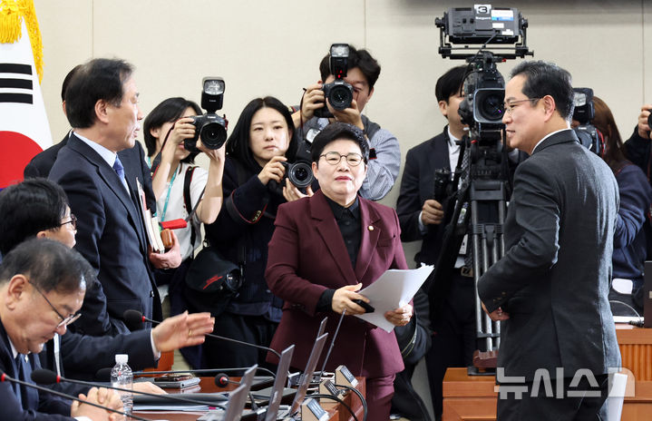 [서울=뉴시스] 김금보 기자 = 임이자 국회 재정경제기획위원회 위원장과 정태호 더불어민주당 간사, 박수영 국민의힘 간사가 19일 서울 여의도 국회에서 열린 전제회의에서 정회 후 이혜훈 기획예산처 장관 후보자 청문회 개회 여부와 시기를 두고 논의를 하고 있다. 2026.01.19. kgb@newsis.com