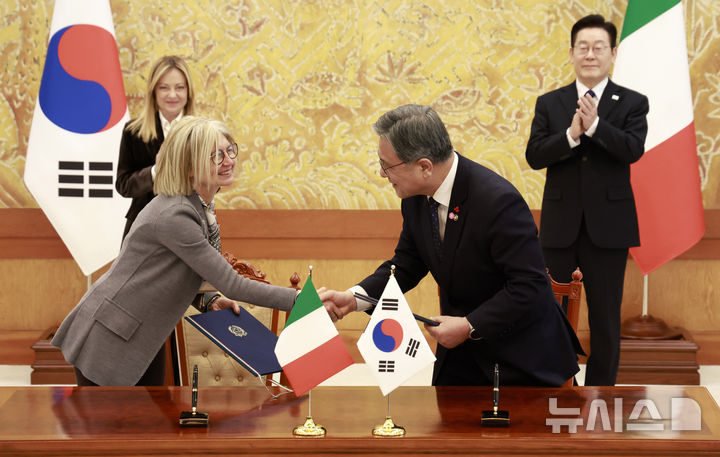 [서울=뉴시스] 최동준 기자 = 허민 국가유산청장과 에밀리아 가또 주한이탈리아대사가 19일 청와대에서 이재명 대통령과 조르자 멜로니 이탈리아 총리가 임석한 가운데 문화유산 및 경관 협력 양해각서를 체결한 뒤 악수하고 있다. 2026.01.19. photocdj@newsis.com