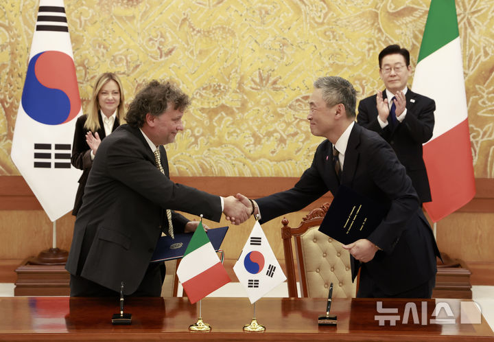 [서울=뉴시스] 최동준 기자 = 김정회 한국반도체산업협회 부회장과 마시모 베키오 전기전자산업협회 기술이사가 19일 청와대에서 이재명 대통령과 조르자 멜로니 이탈리아 총리가 임석한 가운데 반도체 산업 협력 양해각서를 체결한 뒤 악수하고 있다. 2026.01.19. photocdj@newsis.com