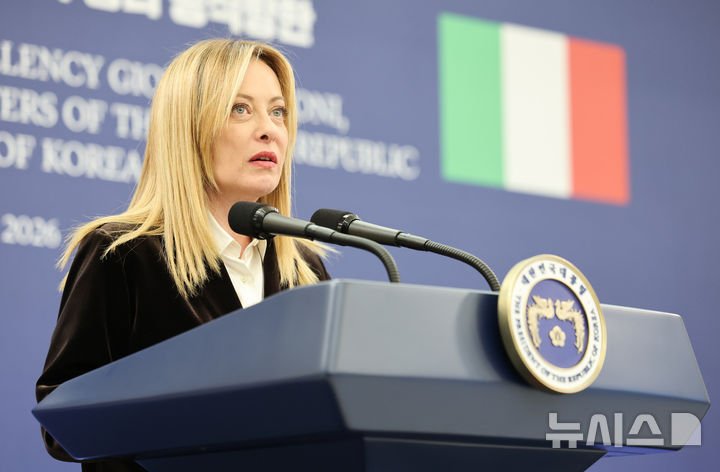 [서울=뉴시스] 최동준 기자 = 조르자 멜로니 이탈리아 총리가 19일 청와대에서 이재명 대통령과 한-이탈리아 공동언론발표를 하고 있다. 2026.01.19. photocdj@newsis.com