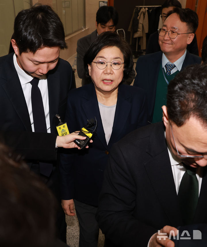 [서울=뉴시스] 고승민 기자 = 이혜훈 기획예산처 장관 후보자가 19일 서울 여의도 국회에서 취재진의 질문을 받으며 이동하고 있다. 이날 열린 재정경제기획위원회 전체회의는 이 장관의 청문회 개최 여부를 놓고 여야간 공방이 이어지다 정회됐다. 2026.01.19. kkssmm99@newsis.com