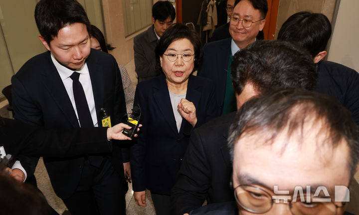 [서울=뉴시스] 고승민 기자 = 이혜훈 기획예산처 장관 후보자가 19일 서울 여의도 국회에서 취재진의 질문을 받으며 이동하고 있다. 이날 열린 재정경제기획위원회 전체회의는 이 장관의 청문회 개최 여부를 놓고 여야간 공방이 이어지다 정회됐다. 2026.01.19. kkssmm99@newsis.com