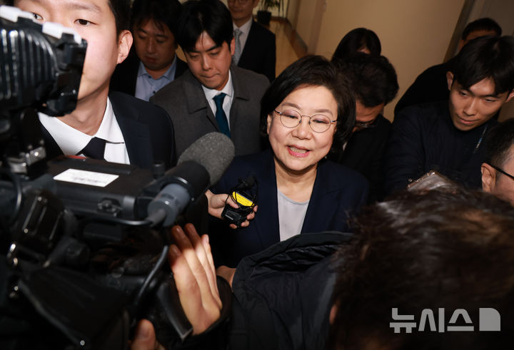 [서울=뉴시스] 고승민 기자 = 이혜훈 기획예산처 장관 후보자가 19일 서울 여의도 국회에서 취재진의 질문을 받으며 이동하고 있다. 이날 열린 재정경제기획위원회 전체회의는 이 장관의 청문회 개최 여부를 놓고 여야간 공방이 이어지다 정회됐다. 2026.01.19. kkssmm99@newsis.com