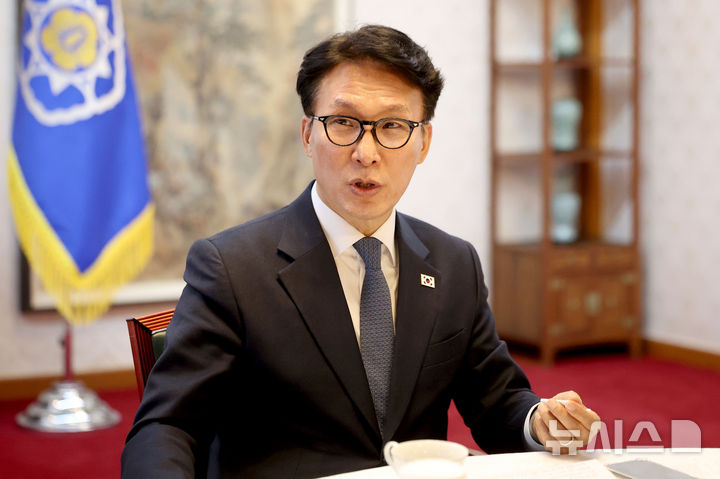 [서울=뉴시스] 김선웅 기자 = 김민석 국무총리가 19일 서울 종로구 총리공관에서 뉴시스와 인터뷰를 하고 있다. 2026.01.19. mangusta@newsis.com