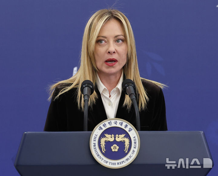 [서울=뉴시스] 최동준 기자 = 조르자 멜로니 이탈리아 총리가 19일 청와대에서 이재명 대통령과 한-이탈리아 공동언론발표를 하고 있다. 2026.01.19. photocdj@newsis.com