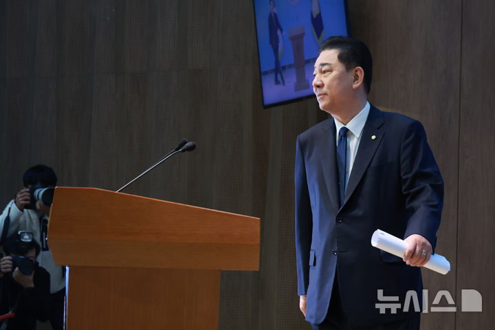 [서울=뉴시스] 고승민 기자 = 김병기 전 더불어민주당 원내대표가 19일 서울 여의도 국회 소통관에서 기자회견을 하기 위해 연단에 오르고 있다. 2026.01.19. kkssmm99@newsis.com