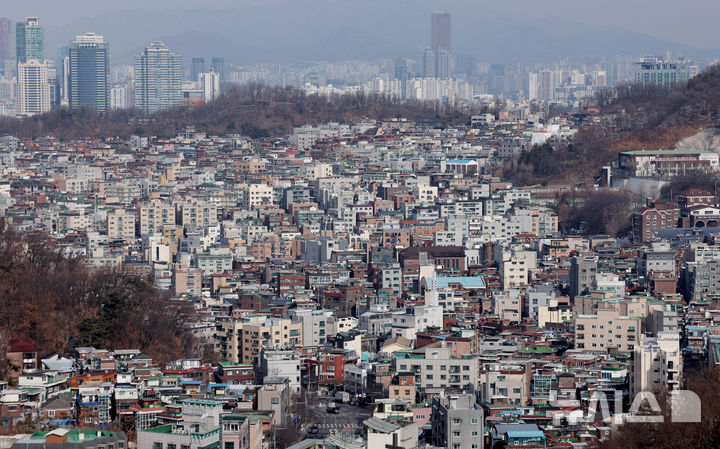 [서울=뉴시스] 김진아 기자 = 지난달 수도권 빌라(연립·다세대주택)의 월세 가격 지수가 2015년 집계 이래 최고치를 기록했다. 전월 대비 상승 폭 역시 역대 최대였다.&nbsp; 18일 한국부동산원에 따르면 지난달 수도권 빌라 월세 가격 지수는 101.51로 집계가 시작된 2015년 6월 이후 최고 수준을 기록했다. 전월 대비 상승폭도 0.28포인트로 통계 작성 이래 가장 큰 폭으로 증가했다. 특히 지난해 10·15 대책 발표 이후 월세 지수는 10월 0.23포인트, 11월 0.25포인트, 12월 0.28포인트씩 오르며 매달 최고 상승 폭을 갈아치우고 있다.&nbsp; 사진은 19일 서울 시내 주택가. 2026.01.19. bluesoda@newsis.com