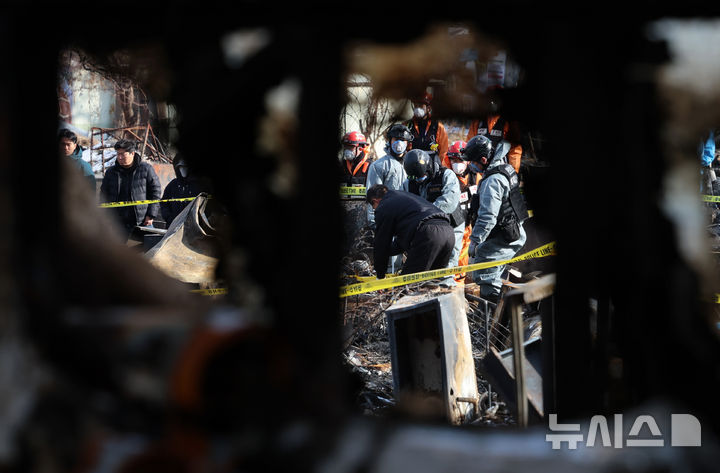 [서울=뉴시스] 이영환 기자 = 경찰과 소방, 한국전기안전공사 관계자들이 19일 오후 서울 강남구 구룡마을 화재현장에서 합동 감식을 하고 있다.지난 16일 오전 구룡마을 4지구에서 발생한 화재가 인근까지 번져 4,5,6지구 주민들이 대피했다. 2026.01.19. 20hwan@newsis.com