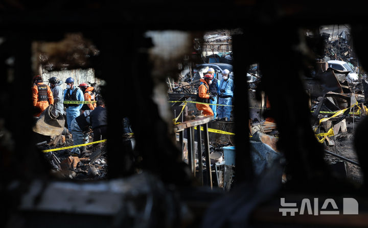 [서울=뉴시스] 이영환 기자 = 경찰과 소방, 한국전기안전공사 관계자들이 19일 오후 서울 강남구 구룡마을 화재현장에서 합동 감식을 하고 있다.지난 16일 오전 구룡마을 4지구에서 발생한 화재가 인근까지 번져 4,5,6지구 주민들이 대피했다. 2026.01.19. 20hwan@newsis.com