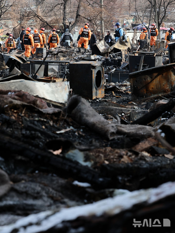 [서울=뉴시스] 이영환 기자 = 경찰과 소방, 한국전기안전공사 관계자들이 19일 오후 서울 강남구 구룡마을 화재현장에서 합동 감식을 하고 있다.지난 16일 오전 구룡마을 4지구에서 발생한 화재가 인근까지 번져 4,5,6지구 주민들이 대피했다. 2026.01.19. 20hwan@newsis.com