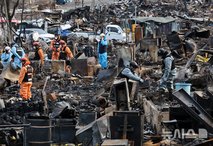 [서울=뉴시스] 이영환 기자 = 경찰과 소방, 한국전기안전공사 관계자들이 19일 오후 서울 강남구 구룡마을 화재현장에서 합동 감식을 하고 있다.지난 16일 오전 구룡마을 4지구에서 발생한 화재가 인근까지 번져 4,5,6지구 주민들이 대피했다. 2026.01.19. 20hwan@newsis.com