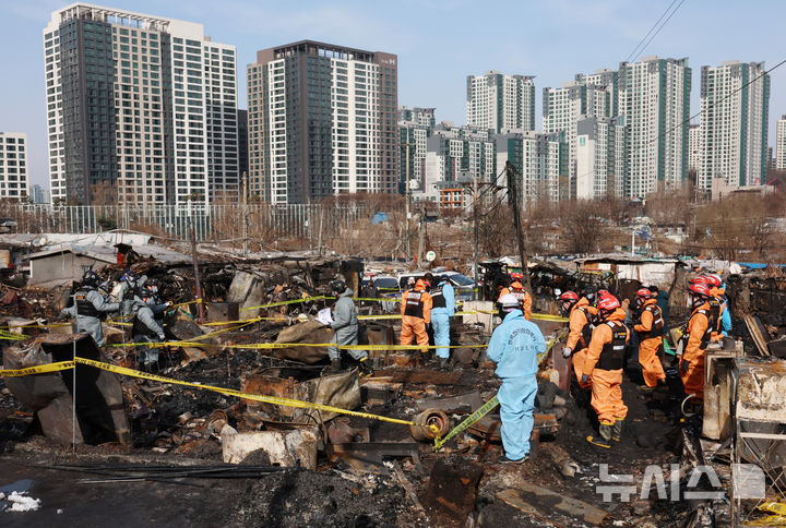 경찰·소방당국, 서울 구룡마을 화재 현장 합동감식 [뉴시스Pic]