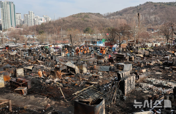[서울=뉴시스] 이영환 기자 = 경찰과 소방, 한국전기안전공사 관계자들이 19일 오후 서울 강남구 구룡마을 화재현장에서 합동 감식을 하고 있다.지난 16일 오전 구룡마을 4지구에서 발생한 화재가 인근까지 번져 4,5,6지구 주민들이 대피했다. 2026.01.19. 20hwan@newsis.com