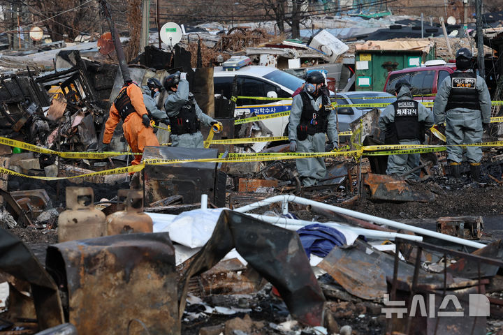 [서울=뉴시스] 이영환 기자 = 경찰과 소방, 한국전기안전공사 관계자들이 19일 오후 서울 강남구 구룡마을 화재현장에서 합동 감식을 하고 있다.지난 16일 오전 구룡마을 4지구에서 발생한 화재가 인근까지 번져 4,5,6지구 주민들이 대피했다. 2026.01.19. 20hwan@newsis.com