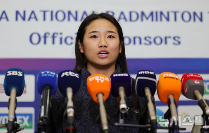 [인천공항=뉴시스] 홍효식 기자 = 세계배드민턴연맹(BWF) 월드투어 인도 오픈(수퍼 750)에서 우승한 안세영이 19일 인천국제공항 제1터미널로 귀국해 취재진 질문에 답하고 있다. 2026.01.19. yesphoto@newsis.com