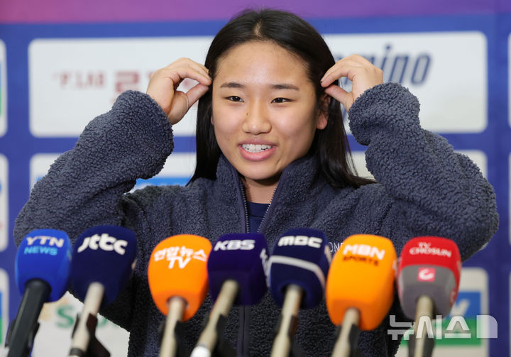 [인천공항=뉴시스] 홍효식 기자 = 세계배드민턴연맹(BWF) 월드투어 인도 오픈(수퍼 750)에서 우승한 안세영이 19일 인천국제공항 제1터미널로 귀국해 취재진 질문에 답하고 있다. 2026.01.19. yesphoto@newsis.com