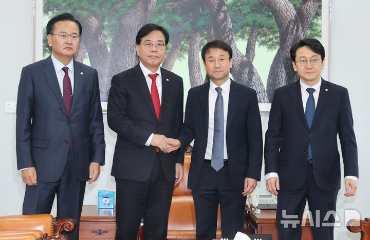 [서울=뉴시스] 조성봉 기자 = 한병도 더불어민주당 원내대표와 송언석 국민의힘 원내대표가 19일 오후 서울 여의도 국회 운영위원장실에서 열린 여야 원내대표 회동에서 악수를 하고 있다. 왼쪽부터 유상범 원내운영수석부대표, 송 원내대표, 한 원내대표, 천준호 민주당 원내운영수석부대표. (공동취재) 2025.01.19. photo@newsis.com