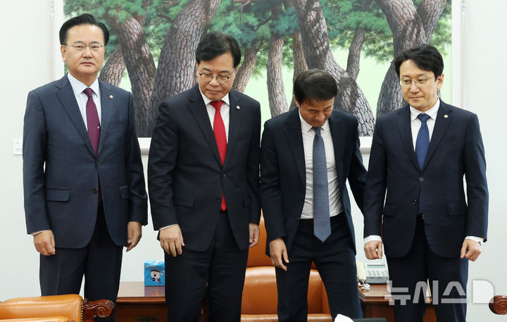 [서울=뉴시스] 조성봉 기자 = 한병도 더불어민주당 원내대표와 송언석 국민의힘 원내대표가 19일 오후 서울 여의도 국회 운영위원장실에서 열린 여야 원내대표 회동에서 기념촬영을 마치고 자리에 앉고 있다. 왼쪽부터 유상범 원내운영수석부대표, 송 원내대표, 한 원내대표, 천준호 민주당 원내운영수석부대표. (공동취재) 2025.01.19. photo@newsis.com