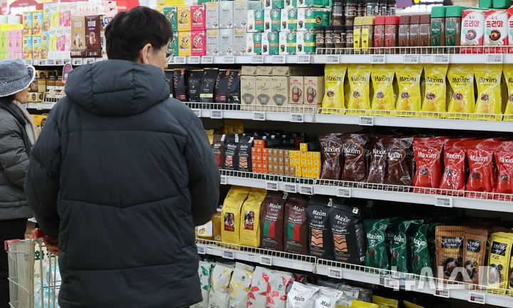 [서울=뉴시스] 조성우 기자 = 사진은 지난 19일 오후 서울 시내의 한 대형마트에서 고객이 커피를 살펴보고 있는 모습. 2026.01.19. xconfind@newsis.com