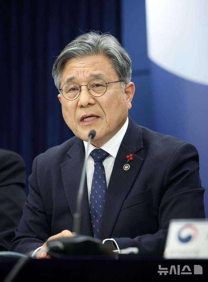 [서울=뉴시스] 김선웅 기자 = 허민 국가유산청장이 19일 서울 종로구 정부서울청사에서 종묘 관련 세계유산영향평가 안내 및 추진방향을 설명하고 있다. 2026.01.19. mangusta@newsis.com