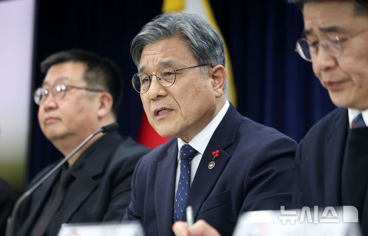 [서울=뉴시스] 김선웅 기자 = 허민 국가유산청장이 19일 서울 종로구 정부서울청사에서 종묘 관련 세계유산영향평가 안내 및 추진방향을 설명하고 있다. 2026.01.19. mangusta@newsis.com