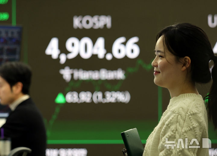 [서울=뉴시스] 박주성 기자 = 19일 오후 서울 중구 하나은행 딜링룸에서 딜러들이 업무를 하고 있다.코스피는 전 거래일(4840.74)보다 63.92포인트(1.32%) 오른 4904.66에 마감했다. 2026.01.19. park7691@newsis.com