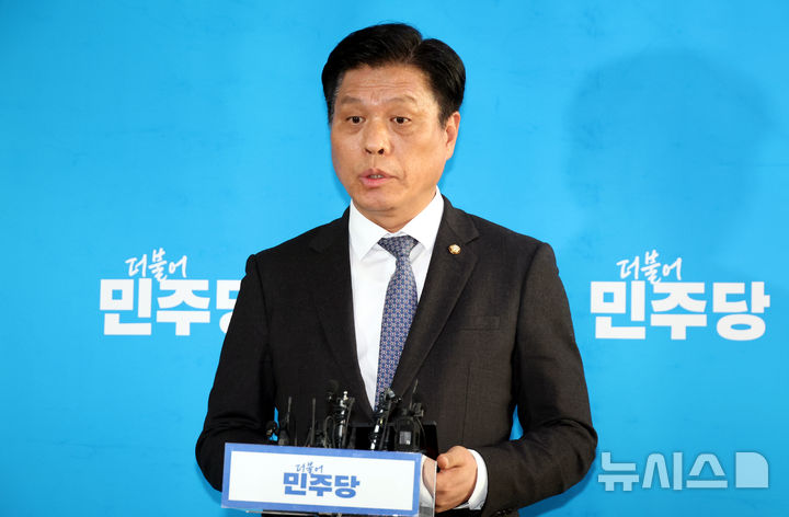 [서울=뉴시스] 조성봉 기자 = 조승래 더불어민주당 사무총장이 19일 오후 서울 여의도 국회에서 '김병기 전 원내대표의 탈당계 제출' 관련 취재진의 질문에 답변하고 있다. 2026.01.19. suncho21@newsis.com