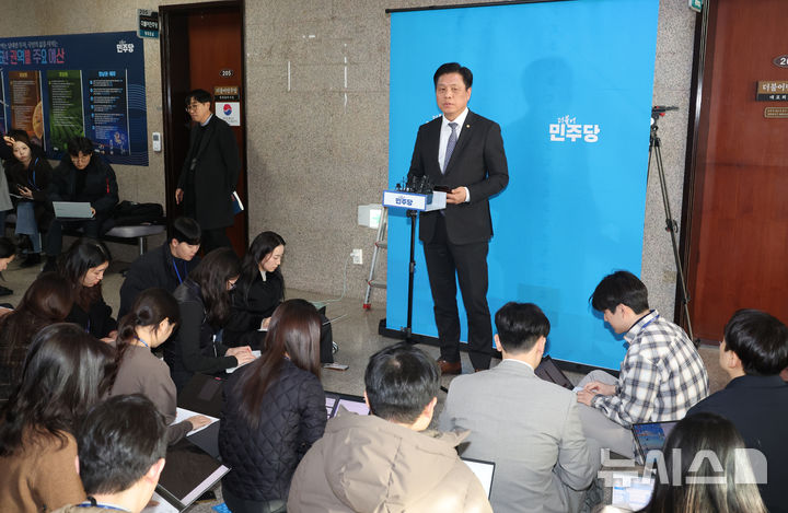 [서울=뉴시스] 조성봉 기자 = 조승래 더불어민주당 사무총장이 19일 오후 서울 여의도 국회에서 '김병기 전 원내대표의 탈당계 제출' 관련 브리핑을 하고 있다. 2026.01.19. suncho21@newsis.com