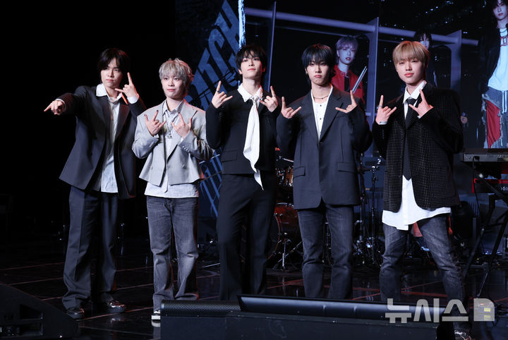 [서울=뉴시스] 조성우 기자 = 밴드 캐치더영이 19일 오후 서울 강남구 일지아트홀에서 열린 첫 정규앨범 'EVOLVE(이볼브)' 발매 미디어 쇼케이스에서 포즈를 취하고 있다. 왼쪽부터 강산이, 최정모, 김남현, 안기훈, 이준용. 2026.01.19. xconfind@newsis.com