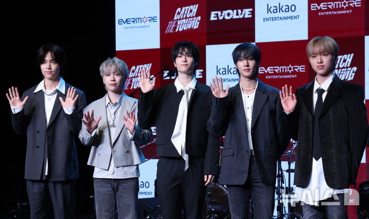 [서울=뉴시스] 조성우 기자 = 밴드 캐치더영이 19일 오후 서울 강남구 일지아트홀에서 열린 첫 정규앨범 'EVOLVE(이볼브)' 발매 미디어 쇼케이스에서 포즈를 취하고 있다. 왼쪽부터 강산이, 최정모, 김남현, 안기훈, 이준용. 2026.01.19. xconfind@newsis.com