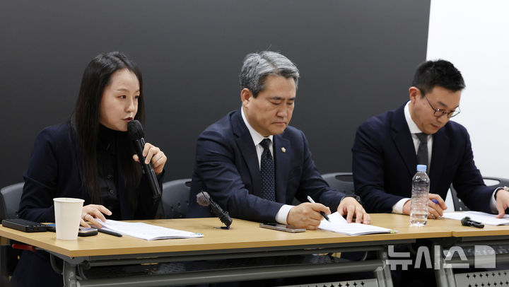 [서울=뉴시스] 이영환 기자 = 윤석열 전 대통령 변호인단 유정화(왼쪽부터), 송진호, 최지우 변호사가 19일 오후 서울 서초구 라이프비즈니스센터에서 2025고합1010 특수공무집행방해 등 판결 관련 기자회견을 하고 있다. 2026.01.19. 20hwan@newsis.com