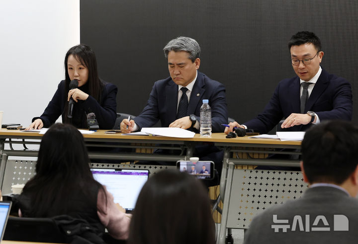 [서울=뉴시스] 이영환 기자 = 윤석열 전 대통령 변호인단 유정화(왼쪽부터), 송진호, 최지우 변호사가 19일 오후 서울 서초구 라이프비즈니스센터에서 2025고합1010 특수공무집행방해 등 판결 관련 기자회견을 하고 있다. 2026.01.19. 20hwan@newsis.com