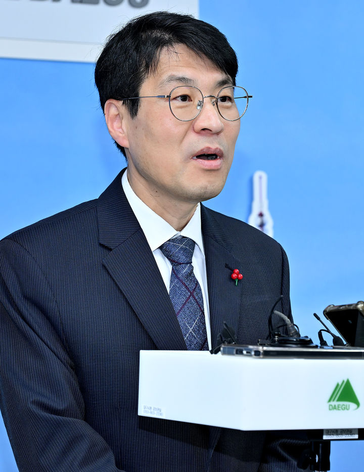 [대구=뉴시스] 이무열 기자 = 김정기 대구시장 권한대행 행정부시장이 19일 오후 대구 중구 대구시청 동인청사에서 대구·경북 행정통합 관련 입장을 밝히고 있다. (사진=대구시 제공) 2026.01.19. photo@newsis.com *재판매 및 DB 금지