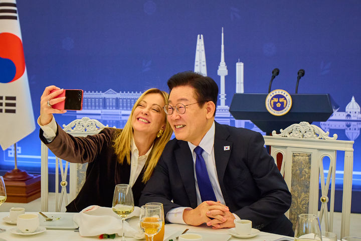[서울=뉴시스] 이재명 대통령과 조르자 멜로니 이탈리아 총리가 19일 청와대에서 열린 한-이탈리아 공식오찬에서 이 대통령이 멜로니 총리께 선물한 삼성 갤럭시 Z플립7 핑크로 셀카를 찍고 있다. (사진=청와대 제공) 2026.01.19. photo@newsis.com *재판매 및 DB 금지