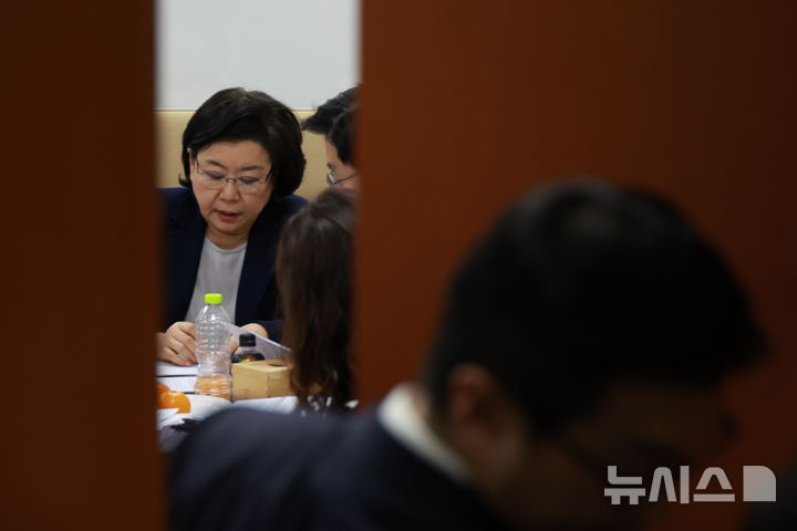 [서울=뉴시스] 고승민 기자 = 장동혁 국민의힘 대표가 7일 서울 여의도 당사에서 긴급 기자회견을 열고 당 쇗신안을 발표하고 있다. 2026.01.07. kkssmm99@newsis.com