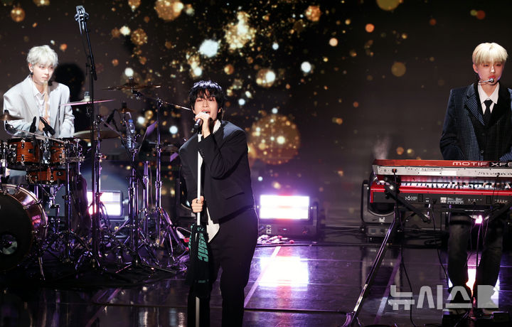 [서울=뉴시스] 조성우 기자 = 밴드 캐치더영이 19일 오후 서울 강남구 일지아트홀에서 열린 첫 정규앨범 'EVOLVE(이볼브)' 발매 미디어 쇼케이스에서 타이틀곡 '찬란히 빛나줘' 무대를 선보이고 있다. 2026.01.19. xconfind@newsis.com