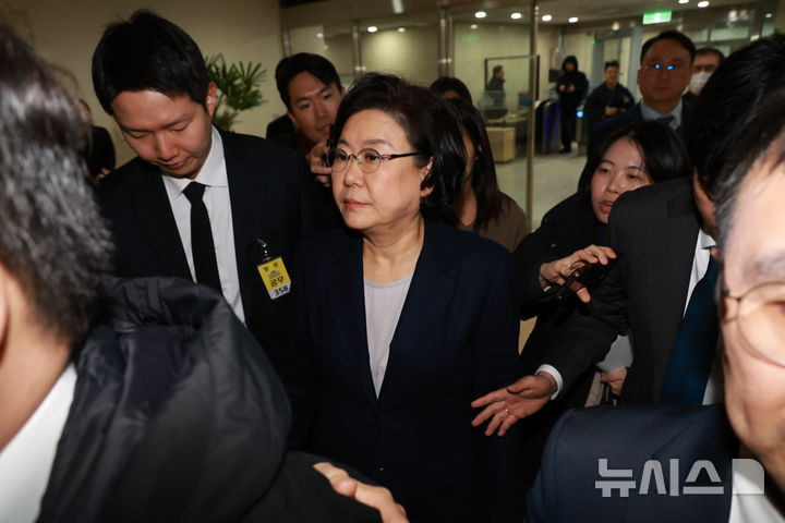 경찰, '아파트 부정청약 의혹' 이혜훈 고발 시민단체 소환조사