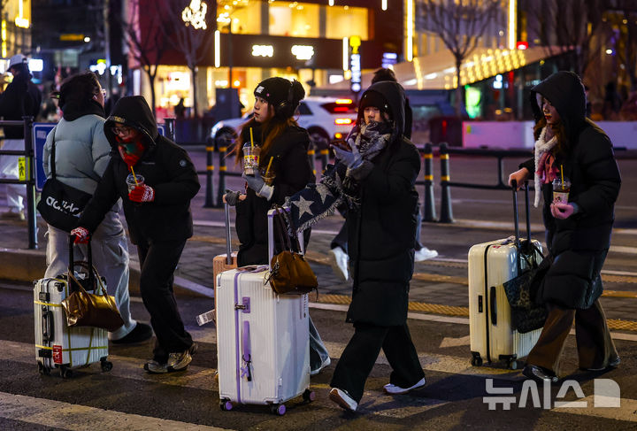 [서울=뉴시스] 정병혁 기자 = 서울 전역에 밤 9시를 기해 한파주의보가 발효되어 추운 날씨를 보인 19일 서울 종로구 광화문네거리에서 두꺼운 옷차림을 한 외국인 여행객들이 이동하고 있다.&nbsp; 기상청에 따르면 20일 아침 최저기온은 영하 17~3도로 예보됐다. 대부분 지역에서 아침 기온이 전날보다 10도가량 떨어질 전망이다. 2026.01.19. jhope@newsis.com