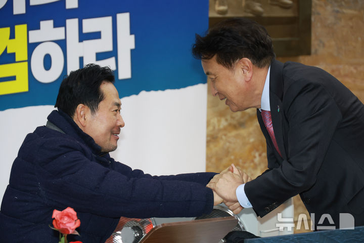 [서울=뉴시스] 고승민 기자 = 김영환 충북지사가 19일 서울 여의도 국회에서 닷새째 단식농성 중인 장동혁 국민의힘 대표를 예방, 장 대표와 악수하고 있다. 2026.01.19. kkssmm99@newsis.com