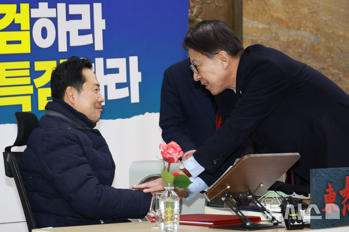 [서울=뉴시스] 고승민 기자 = 박형준 부산시장이 19일 서울 여의도 국회에서 닷새째 단식농성 중인 장동혁 국민의힘 대표를 예방, 장 대표와 악수하고 있다. 2026.01.19. kkssmm99@newsis.com