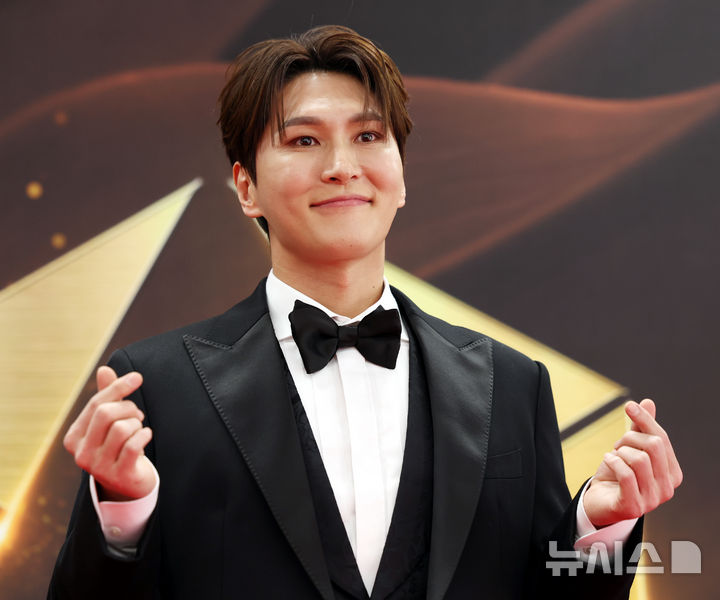 [서울=뉴시스] 박주성 기자 = 19일 오후 서울 종로구 세종문화회관에서 열린 ‘제10회 한국 뮤지컬어워즈’ 레드카펫 행사에서 배우 박은태가 포즈를 취하고 있다. 2026.01.19. park7691@newsis.com